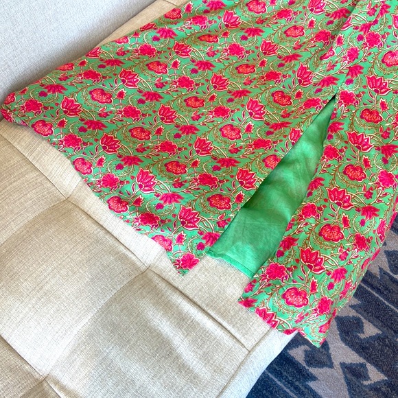 Amazing color. Brand new, never worn. Wish it fit, but runs small in the chest. - Picture 3 of 5